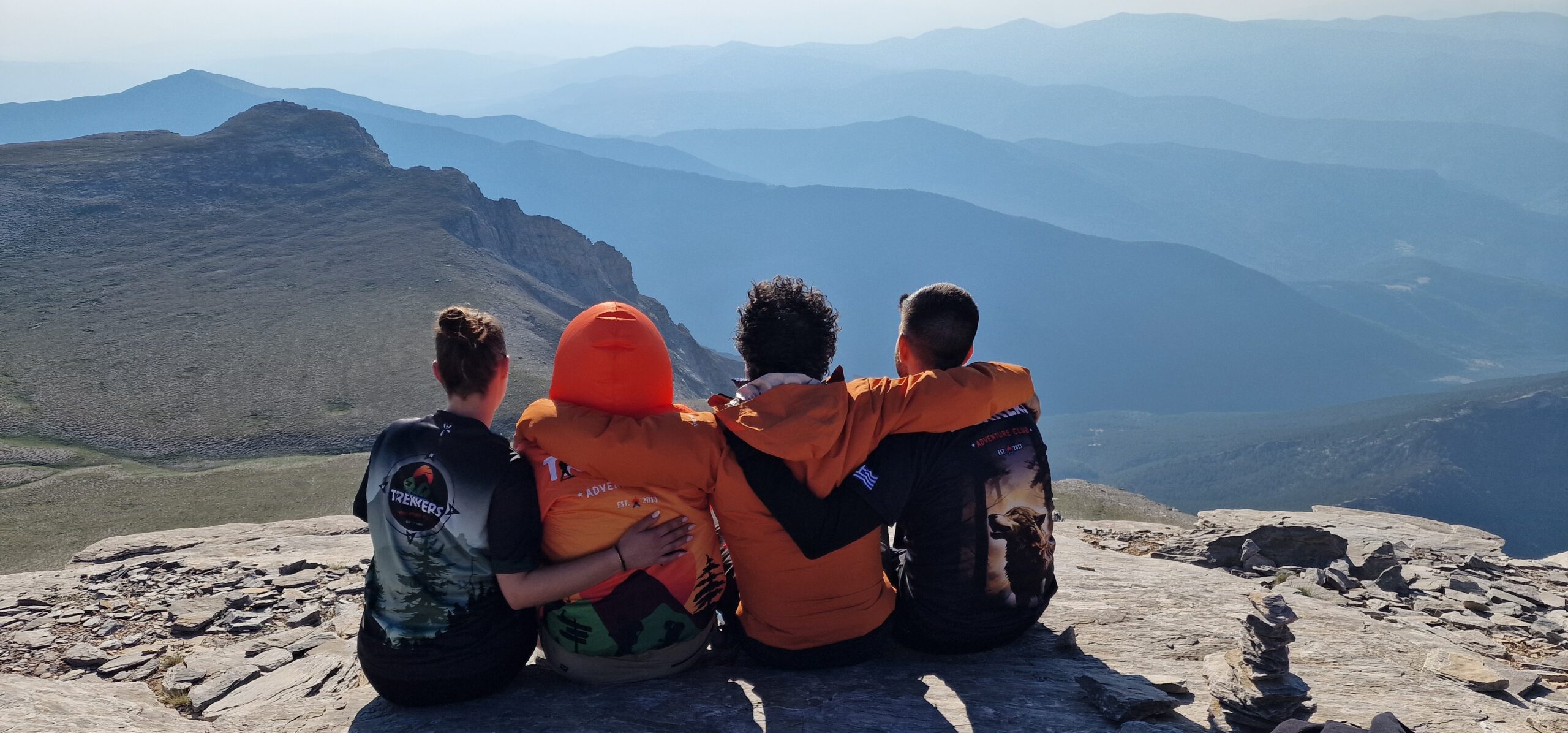 Trekkers απολαμβάνουν το ηλιοβασίλεμα στο βουνό του Ολύμπου