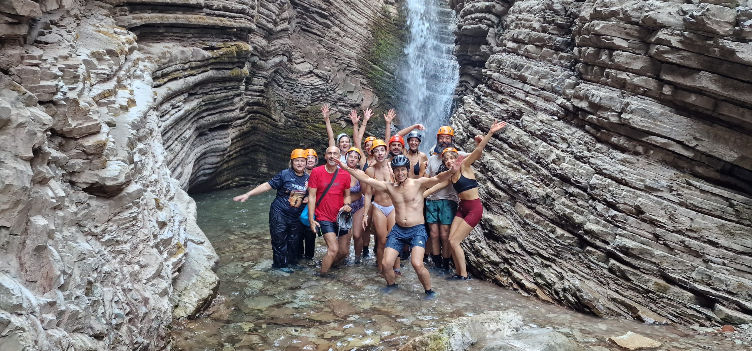 Οι Trekkers σε ποταμοδιάσχιση στα βουνό των Τζουμέρκων