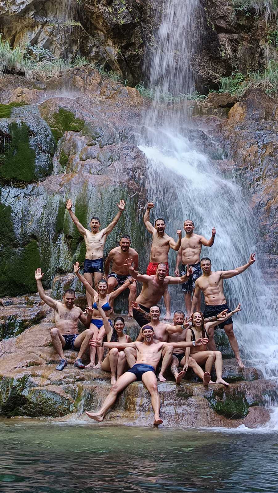 Trekkers απολαμβάνουν τη φύση και τον καταρράκτη του Κόκκινου Βράχου στον Όλυμπο