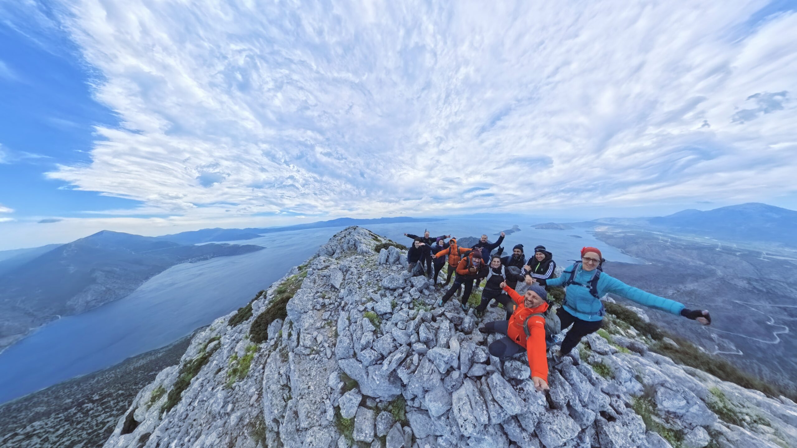 Trekkers χαίρονται την κατάκτηση της κορυφής